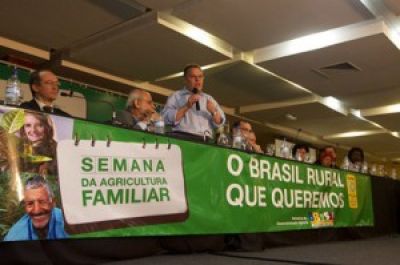 Cassel destaca parceria do MDA com movimentos sociais