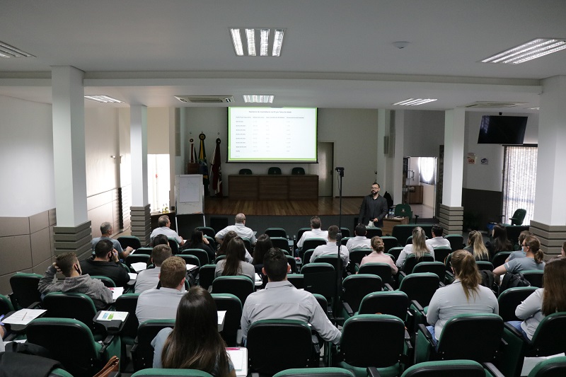 Funcionários da Cresol participam de atividade sobre Captação e Investimento
