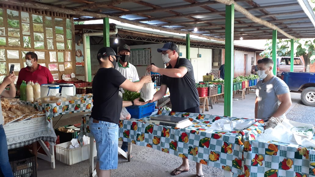 Cresol entrega sacolas reutilizáveis em feira de Sananduva