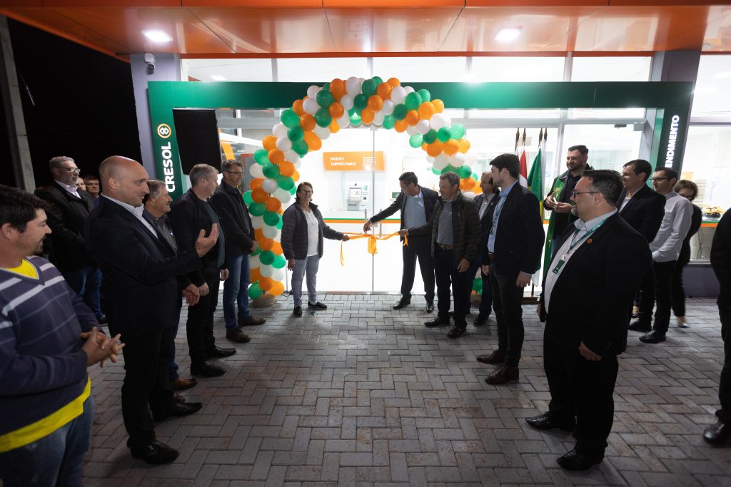 corte da fita - Cresol inaugura agência em Guatambu