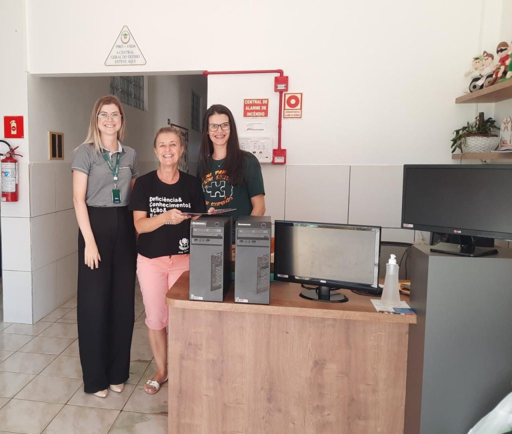 APAE - Agência da Cresol de Agudo doa computadores para entidades
