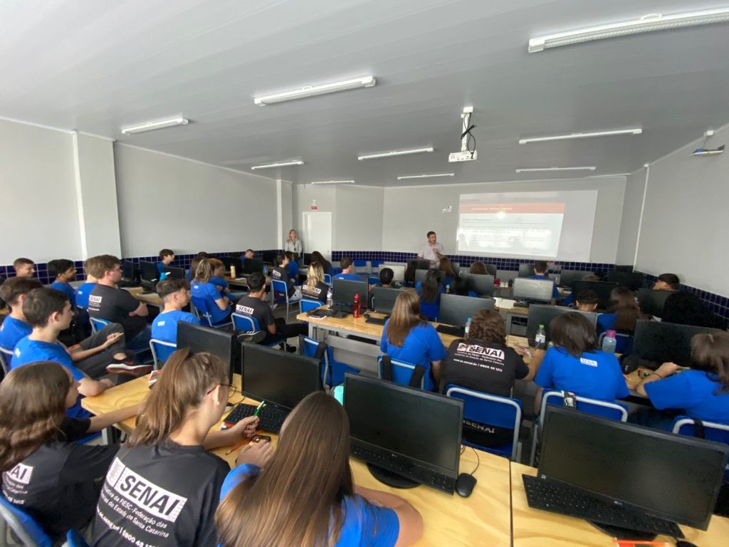 Senai 5 - Cresol Interação ministra aula sobre Educação Financeira com alunos do Senai de Seara Senai 5 - Cresol Interação ministra aula sobre Educação Financeira com alunos do Senai de Seara