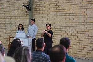 3 - Assembleia para todos: Cresol Jaguaruna disponibiliza intérprete de Libras em evento
