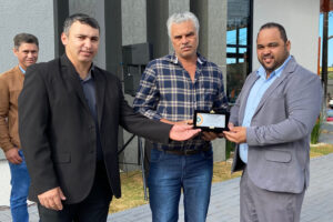 Renato Morais segundo vice presidente da Cresol Integracao Manoel Batista dos Santos Filho cooperado socio fundador e Jairo Carmino S - Cresol Integração reinaugura agência de relacionamento em Catanduvas