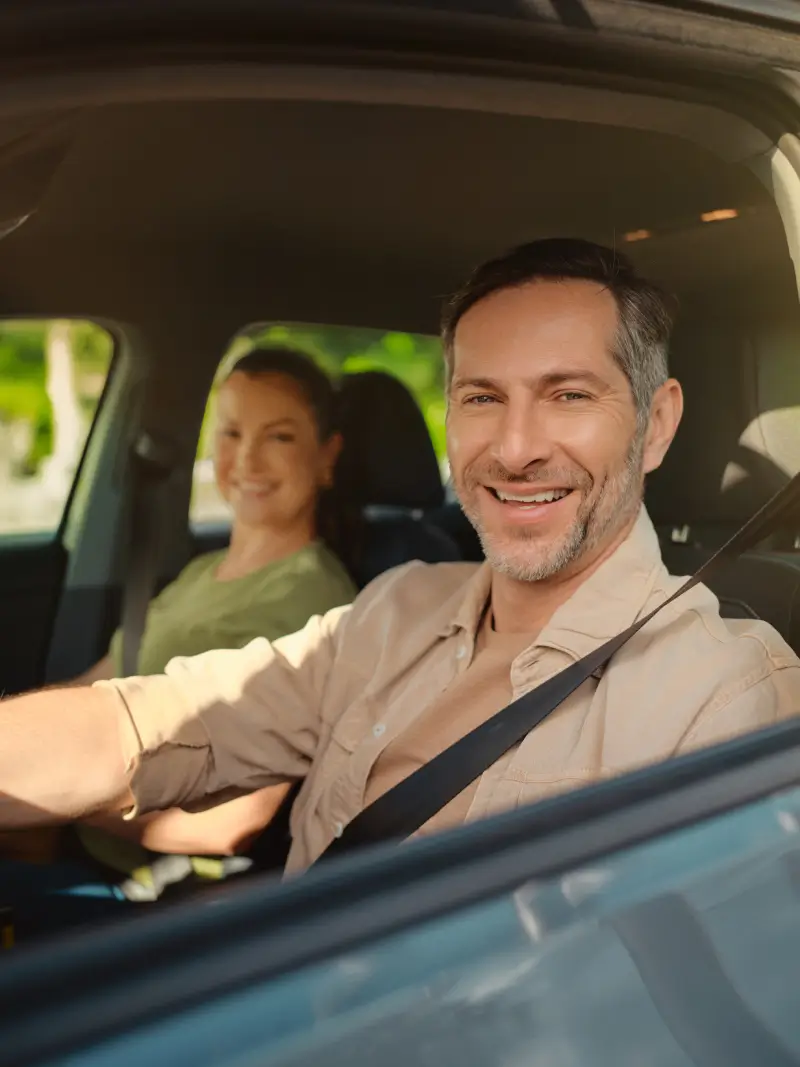casal sorrindo carro seguro cresol - Seguros para Você