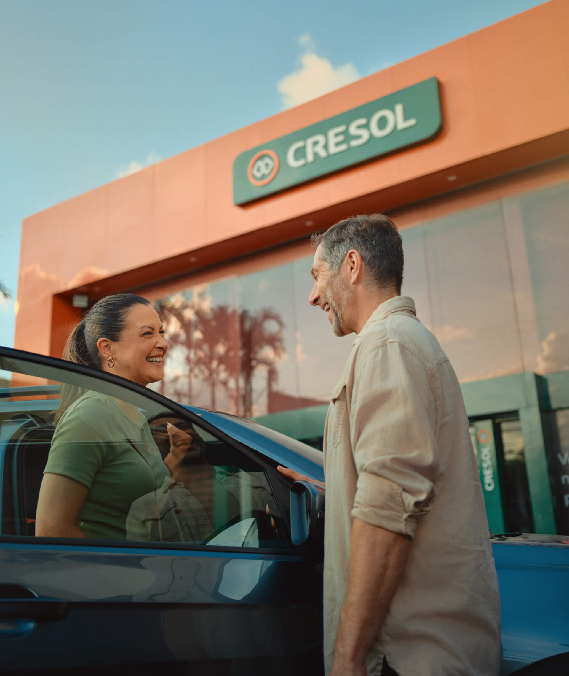 homem mulher carro agencia seguro cresol - Seguros para Você