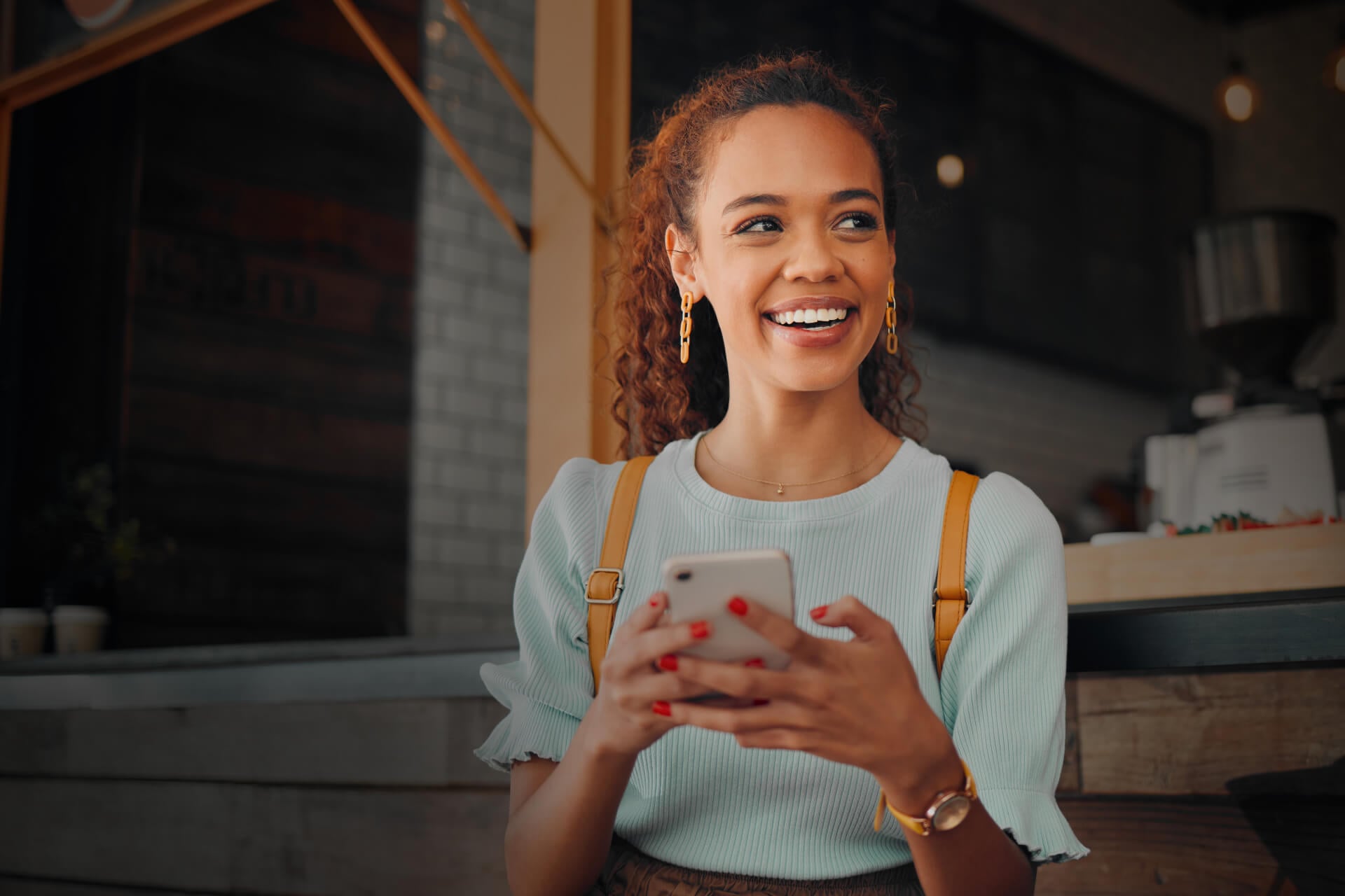 jovem mulher celular seguro cresol - Seguros para Você