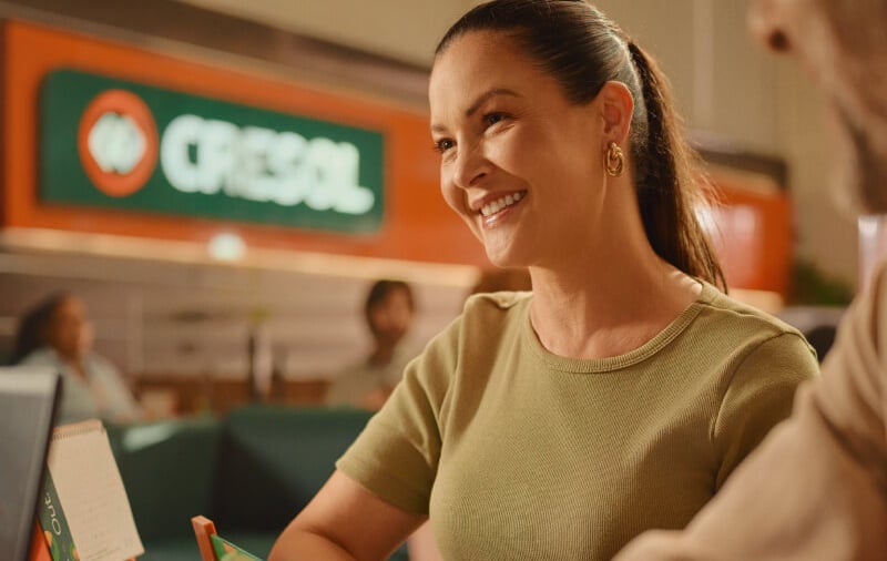 mulher conversando atendente seguro cresol - Seguros para Você
