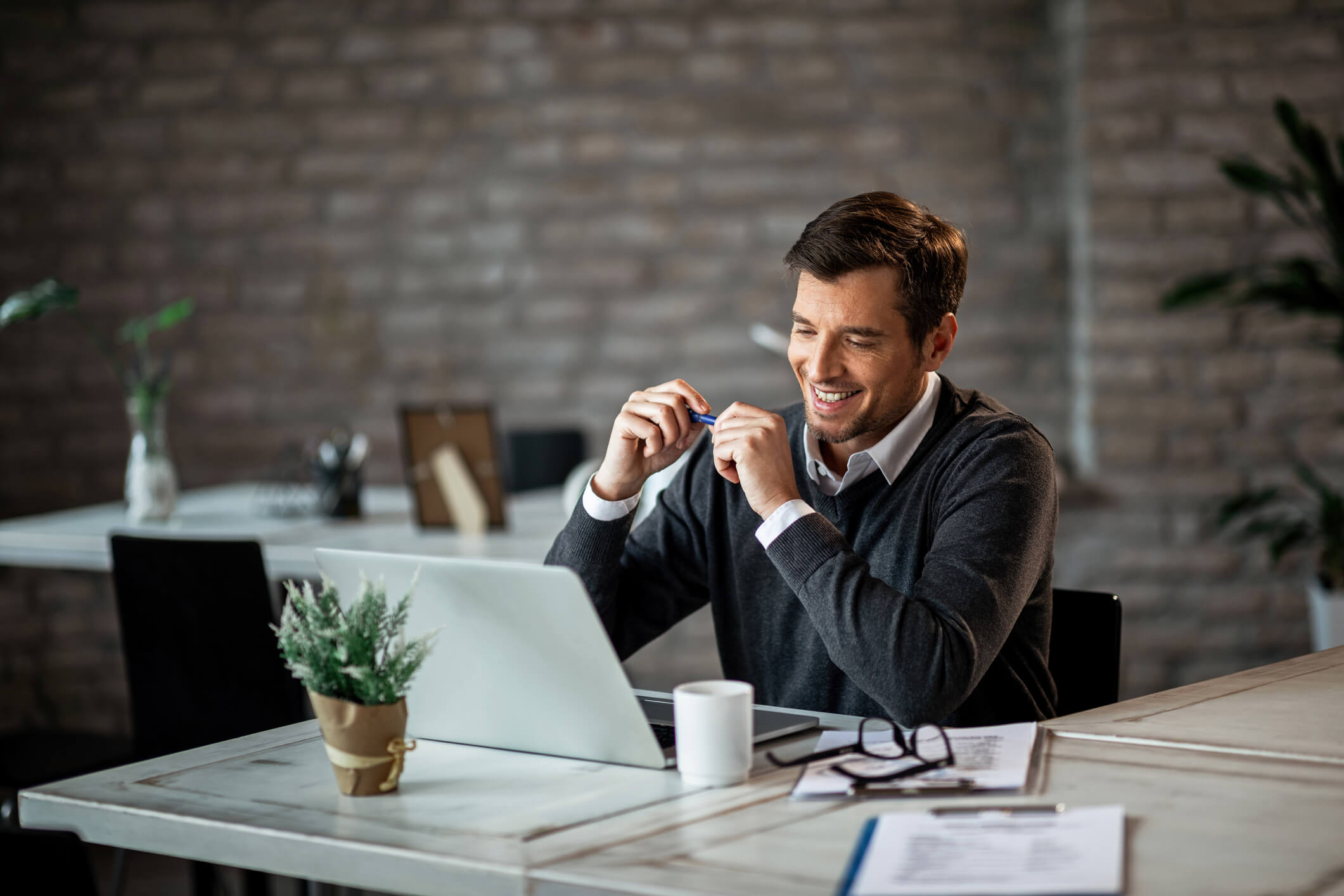 empresario computador seguro empresarial cresol - Seguros para Você