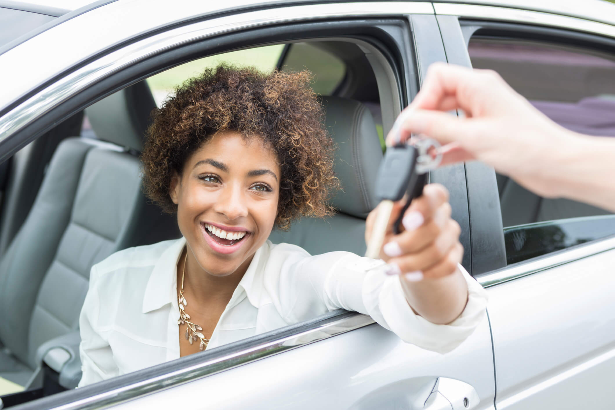 mulher carro chaves seguro automoveis cresol - Seguros para Você