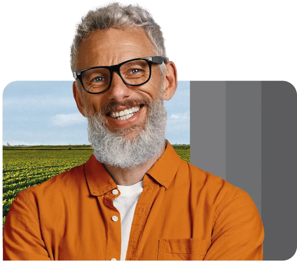 Homem sorridente representando os investimentos em LCA da Cresol.