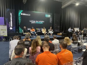 IMG 2239 1 - Cresol no centro da inovação: especialista participa de debate sobre crédito na Efapi 2025