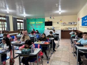 WhatsApp Image 2025 11 27 at 11.28.14 1 - Cresol leva educação financeira a 250 alunos do 4º ano no Sul de Santa Catarina