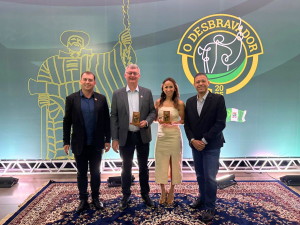 1 12 - Cresol recebe Troféu O Desbravador e se destaca entre as grandes empresas de Chapecó