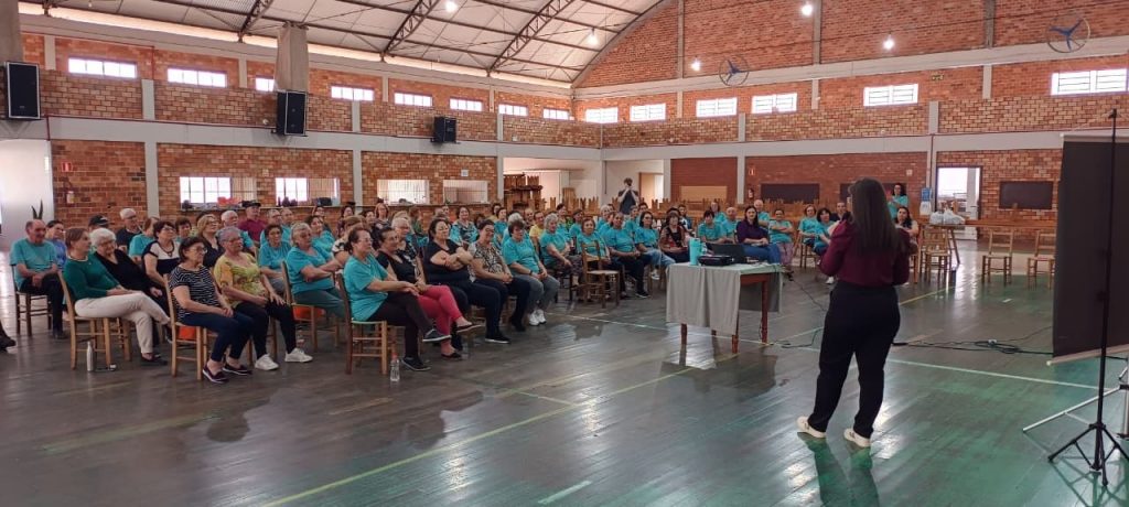Conclusao de projeto certifica mais de 500 idosos - Idosos participam do Projeto Ativa Idade, promovido pela Cresol Rio Grande do Sul