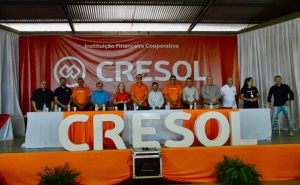 Durante a assembleia geral Cresol Raiz, a diretoria apresentou os resultados de 2025 e destacou o crescimento da cooperativa e suas ações sociais nas comunidades onde atua.