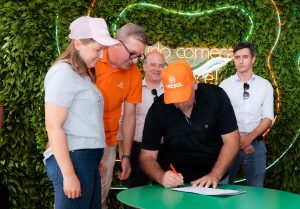 Cresol e BNDES Assinatura contrato Expodireto - Cresol e BNDES reforçam parceria histórica com assinatura de contratos na Expodireto Cotrijal