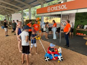 WhatsApp Image 2026 03 30 at 09.15.00 1 - Cresol fortalece relacionamento na Expo Arabutã 2026