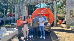 Automóveis e motocicletas expostos no feirão da Cresol Raiz no Parque do Carijo em Palmeira das Missões