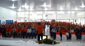 cooperados decidem o futuro da Cresol Raiz em assembleia - Cresol Raiz encerra ciclo de assembleias com mais de 12 mil participantes Cresol Raiz em momento de assembleia em 2025