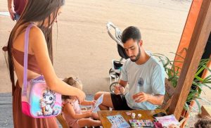 Crianças participam de pintura de rosto no estande da Cresol Origens na ExpoCelb