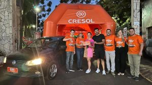 Cooperados negociando compra de veículos com condições especiais de crédito no feirão da Cresol Raiz