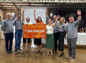 Entrega de R$ 100 mil a associado durante Assembleia da Cresol Essência em Santo Cristo