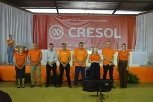 A assembleia geral Cresol Raiz reuniu mais de mil cooperados no salão da comunidade da Linha São José, em Frederico Westphalen (RS), reforçando a participação ativa dos associados nas decisões da cooperativa.