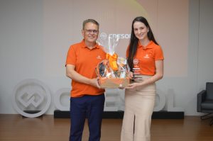1o Captacao Ketllyn Gaspar Marco - Cresol Noroeste premia destaques 2025 com troféu Excelência Comercial