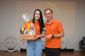 1o Credito Eduarda Reinke Klug - Cresol Noroeste premia destaques 2025 com troféu Excelência Comercial