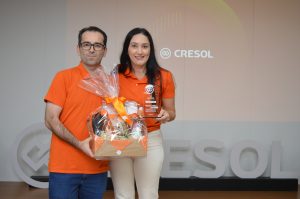 1o Geral Renata Bergamaschi Pasini - Cresol Noroeste premia destaques 2025 com troféu Excelência Comercial