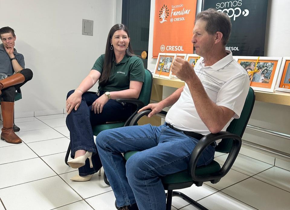 atividade dinamica campo jovens - Cerca de 20 jovens do meio rural recebem certificados do projeto de Sucessão Familiar da Cresol Raiz Entrega de certificados para jovens agricultores do projeto de Sucessão Familiar Cresol Raiz