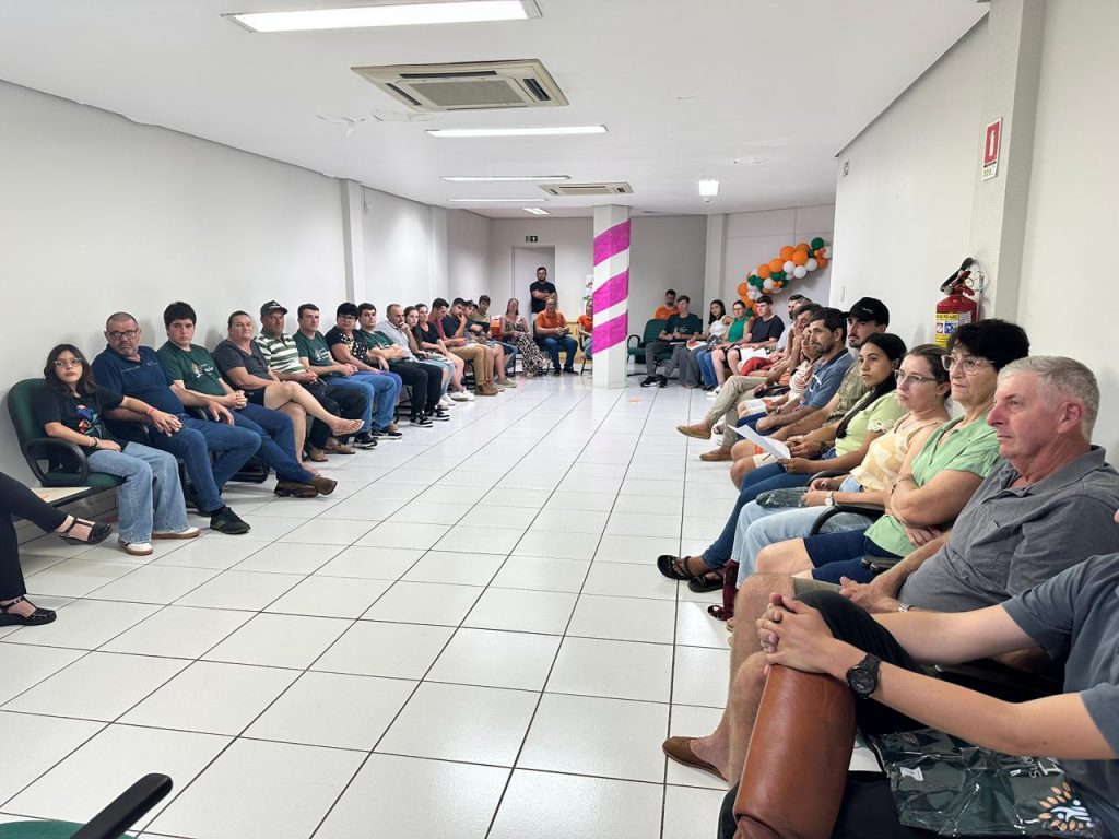 projeto sucessao familiar tenente portela - Cerca de 20 jovens do meio rural recebem certificados do projeto de Sucessão Familiar da Cresol Raiz Participantes do projeto de Sucessão Familiar em atividade prática de gestão da propriedade rural