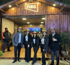 Cooperativa participa da tradicional Festa do Pinhão com ações no estande da NSCTV e apresenta as soluções financeiras aos visitantes
