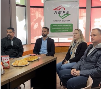 Cleiton Loch compartilhou experiencias e boas praticas desenvolvidas pelo nucleo de cooperativas de Rio do Sul 1 - Cresol Transformação participa de encontro do Núcleo de Cooperativas da AMPE de Gaspar e Ilhota