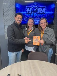 Equipe da Cresol Cooperar levando informações sobre a educação financeira em veículos de imprensa durante a SENEF