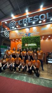Equipe da Cresol Centro Serra atendendo associados e visitantes na ExpoCentro, realizada em Curitibanos