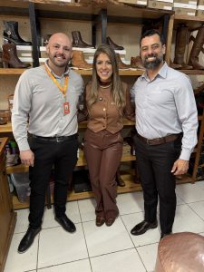 Jennifer Molina ao lado da equipe da Cresol durante visita na loja - Empreendedorismo feminino impulsiona crescimento da Loja Molina com apoio da Cresol Empreendedorismo feminino impulsiona crescimento da Loja Molina com apoio da Cresol