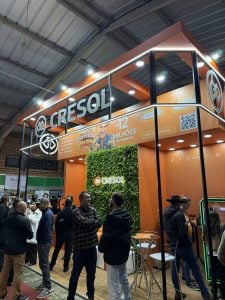 Estande da Cresol Centro Serra durante a ExpoCentro 2026, com visitantes circulando pelo espaço em Curitibanos