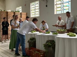 WhatsApp Image 2026 05 12 at 15.10.28 1 - Cresol Encostas apoia agricultura familiar no I Festival do Chuchu em Anitápolis WhatsApp Image 2026 05 12 at 15.10.28 1 - Cresol Encostas apoia agricultura familiar no I Festival do Chuchu em Anitápolis