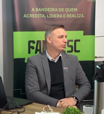 No encontro Cleiton Loch compartilhou experiências e boas práticas desenvolvidas pelo núcleo de cooperativas de Rio do Sul.