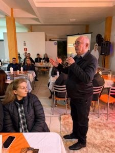 Presidente da Cresol Essencia Vitoldo Scharneck apresentou a Cresol - Cresol Essência reúne mais de 80 pessoas na pré-inauguração da agência em Progresso (RS) Presidente da Cresol Essencia Vitoldo Scharneck apresentou a Cresol - Cresol Essência reúne mais de 80 pessoas na pré-inauguração da agência em Progresso (RS)