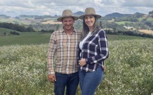 casal agro ativa 1 - Cresol apoia cooperados de Água Doce (SC) na expansão e modernização da propriedade rural Soluções financeiras da Cresol ajudam cooperados na ampliação de negócio