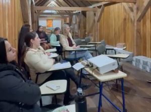 Cresol capacita professora para projeto de educação financeira com crianças