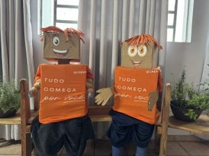 mascotes de papelao - Cooperativismo impulsiona educação, liderança e desenvolvimento 