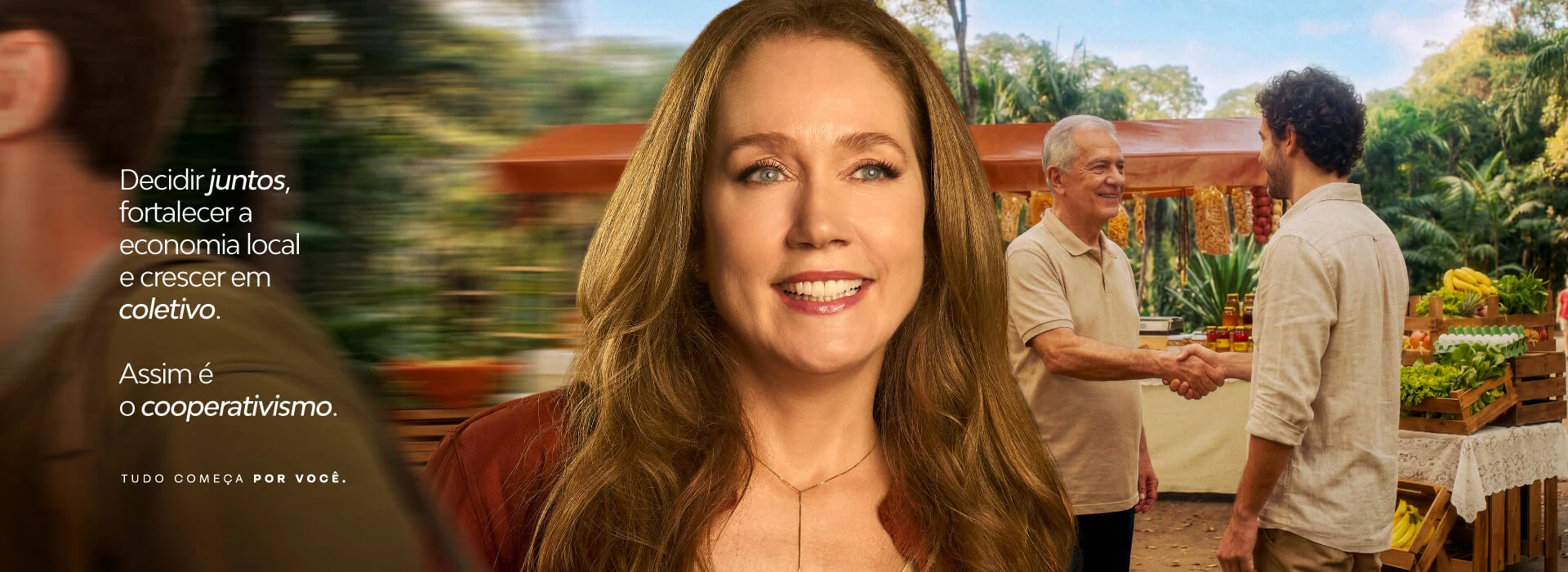 Banner da Cresol com a Camila Morgado sorrindo em primeiro plano e, ao fundo, dois homens apertando as mãos em uma feira de produtos locais. O texto em destaque diz: "Decidir juntos, fortalecer a economia local e crescer em coletivo. Assim é o cooperativismo. Tudo começa por você."
