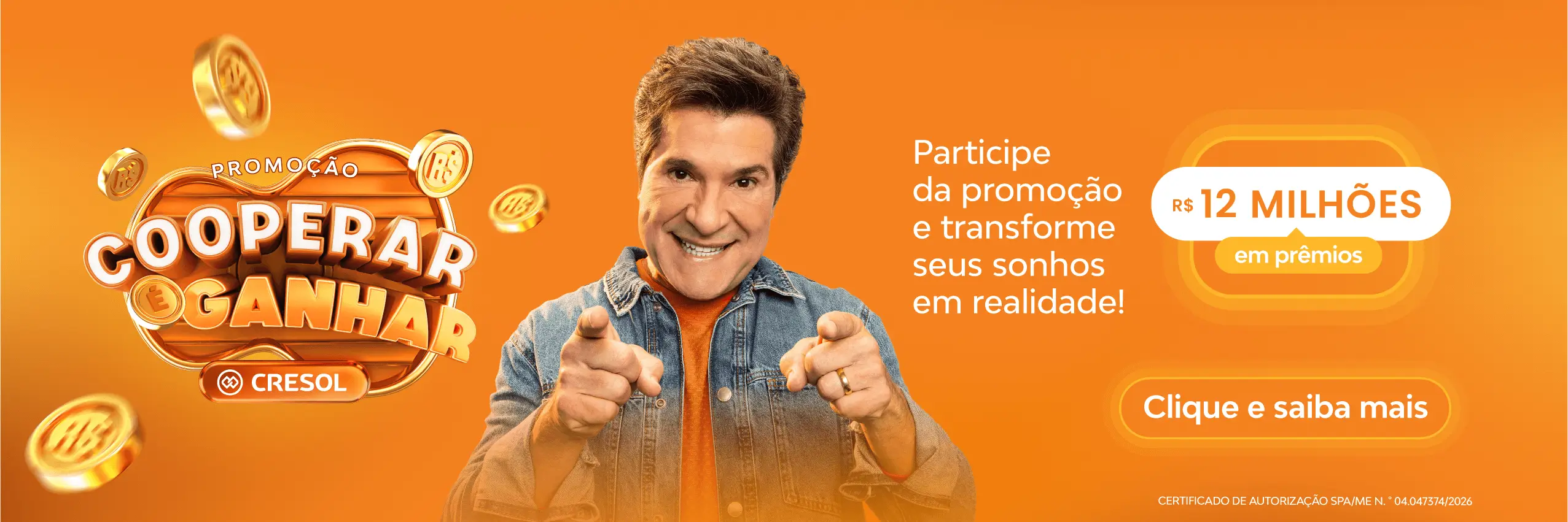 Banner laranja da Cresol estrelando o cantor Daniel, que sorri e aponta para a frente. À esquerda, o selo 3D da "Promoção Cooperar é Ganhar" cercado por moedas de ouro flutuantes. À direita, o texto "Participe da promoção e transforme seus sonhos em realidade!", com destaque para o valor de "R$ 12 MILHÕES em prêmios". No canto inferior direito, um botão laranja diz "Clique e saiba mais".