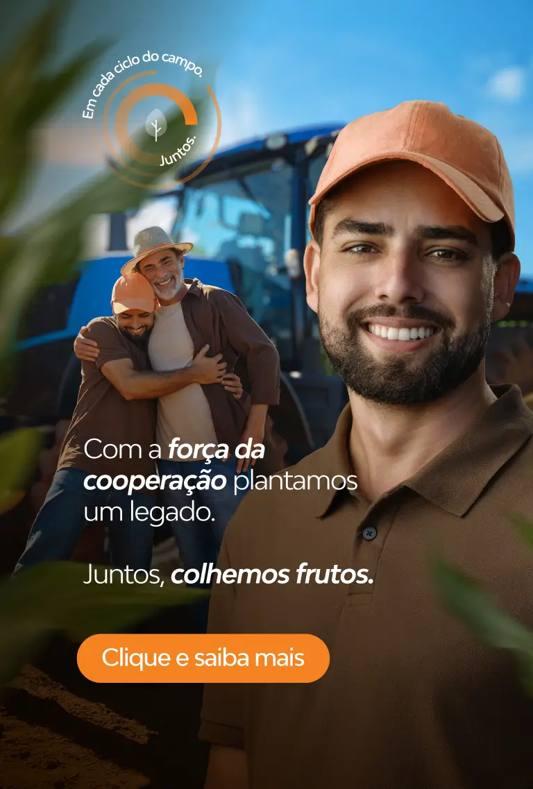 Banner vertical da Cresol. Em primeiro plano, um jovem agricultor sorridente de boné laranja e camisa marrom. Ao fundo, desfocado, um trator azul e dois homens se abraçando na lavoura. No canto superior esquerdo, um selo circular com o texto "Em cada ciclo do campo. Juntos.". No centro, a mensagem principal diz: "Com a força da cooperação plantamos um legado. Juntos, colhemos frutos.". Na parte inferior, um botão laranja com o texto "Clique e saiba mais".