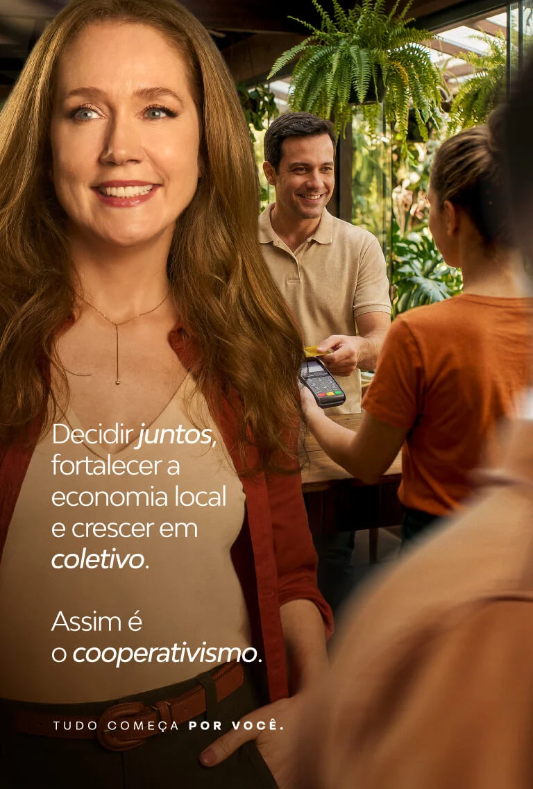 Banner vertical da Cresol com uma mulher sorrindo em primeiro plano. Ao fundo, um homem sorridente faz um pagamento com cartão em uma maquininha no comércio local. O texto em destaque diz: "Decidir juntos, fortalecer a economia local e crescer em coletivo. Assim é o cooperativismo. Tudo começa por você."