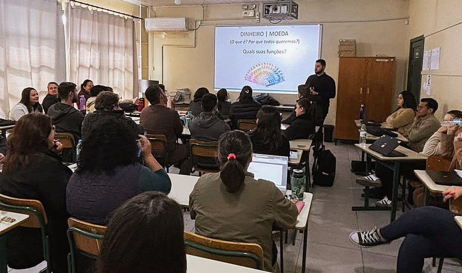 Cresol promove encontro sobre educação financeira com professores em Presidente Getúlio (SC)